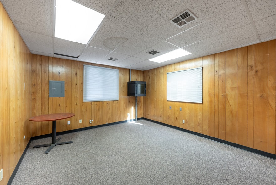 More Photos Of 2665 Glendale Valley Rd, Glendale Office For Sale