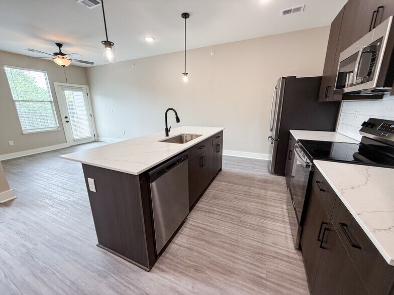 More Photos Of 110 SW Market St, Lee's Summit Office For Sale
