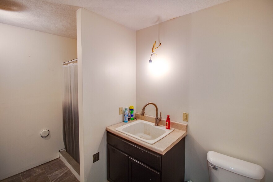 More Photos Of 200 Mounts st, Carlinville Industrial For Sale