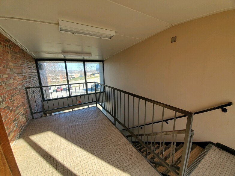 More Photos Of 2690 Fleur Dr, Des Moines Office For Lease