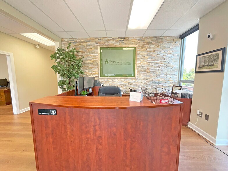 More Photos Of 185 Pasadena Dr, Lexington Storefront Retail Office For Sale