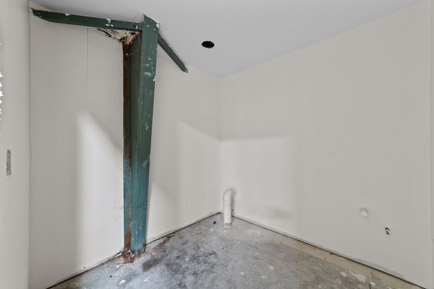 More Photos Of 1840 S Madison St, Whiteville Freestanding For Lease