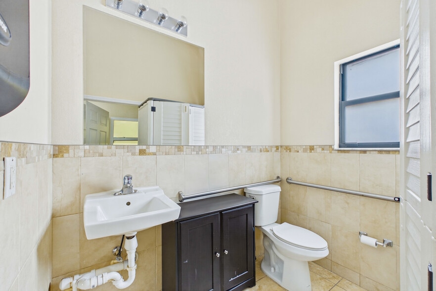 More Photos Of 1010 NE 9th St, Cape Coral Office For Sale