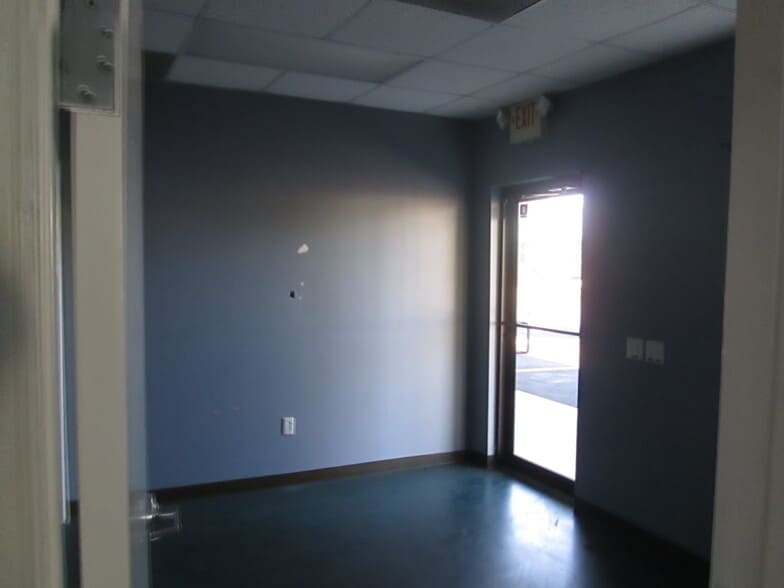 More Photos Of 1811 Greenleaf Ln, Leesburg Warehouse For Lease