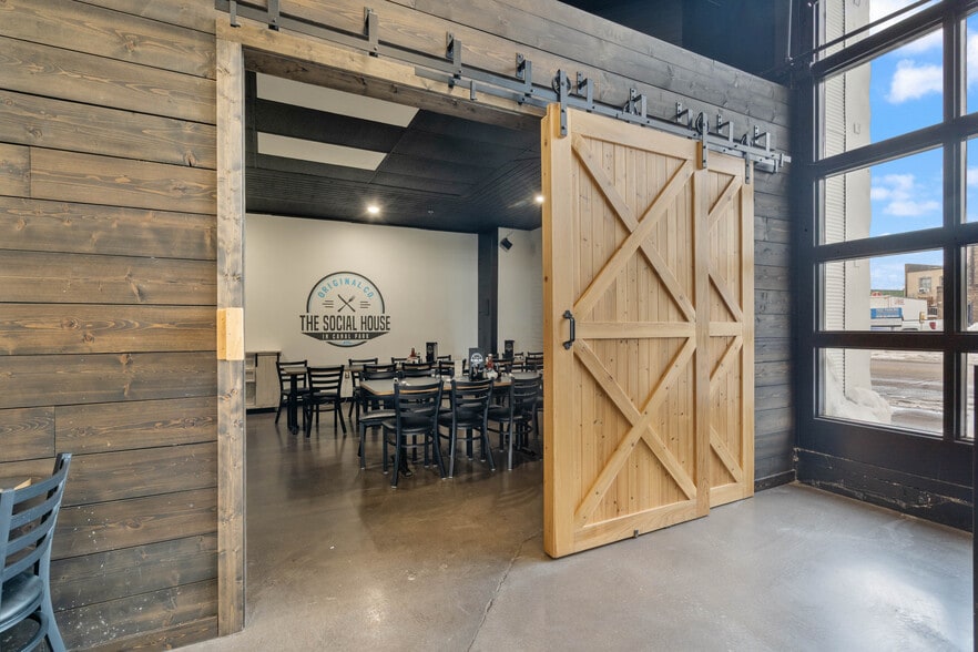 More Photos Of 329-355 S Lake Ave, Duluth General Retail For Lease