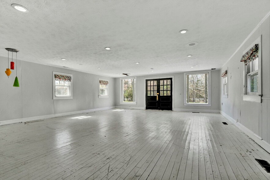 More Photos Of 12117 Highway 221, Woodruff Office For Sale