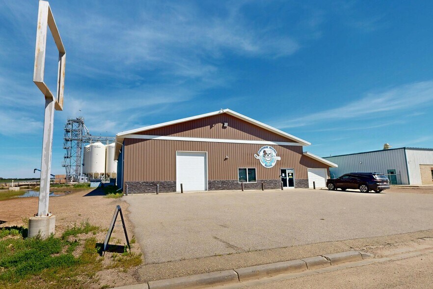 More Photos Of 4902 51 Av, Stettler Freestanding For Lease