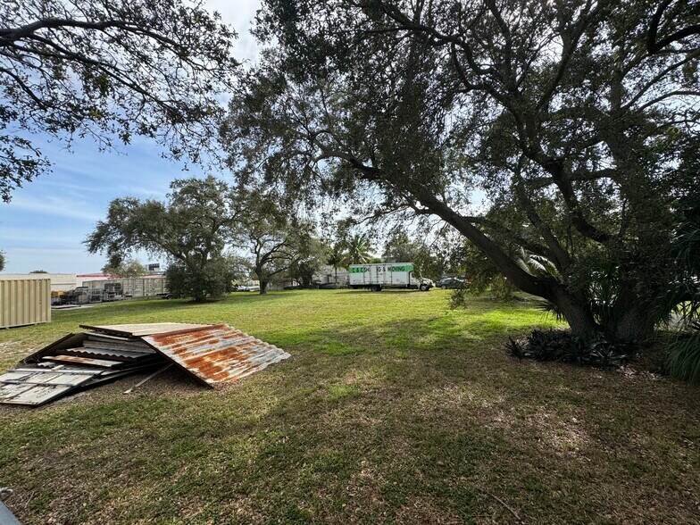 More Photos Of 2870 Stirling Rd, Hollywood Light Distribution For Sale