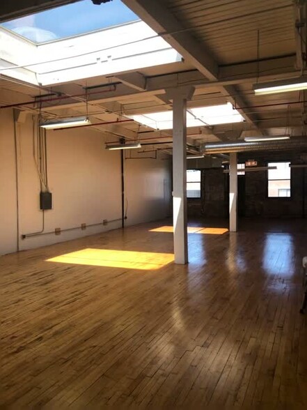 Primary Photo Of 1528 W Adams St, Chicago Light Manufacturing For Lease