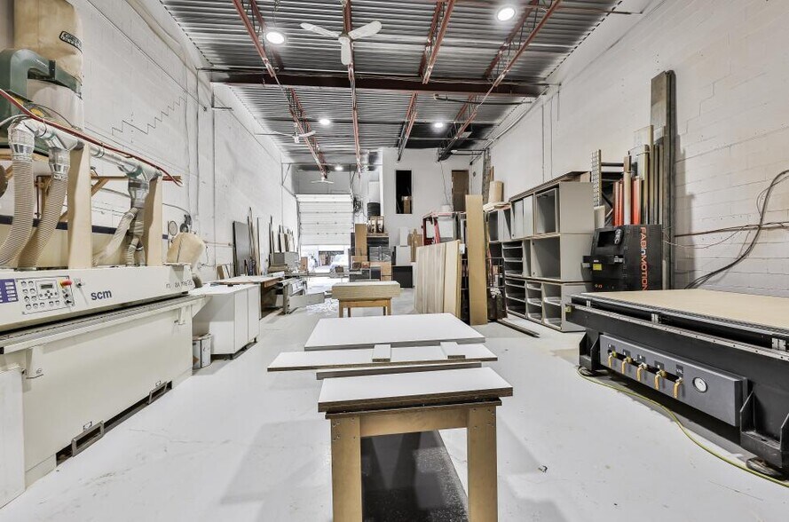 More Photos Of 1580-1600 Boul Saint-Elzéar O, Laval Light Manufacturing For Sale