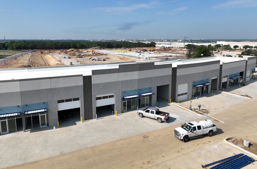 More Photos Of 550 W Round Grove Rd, Lewisville Showroom For Lease