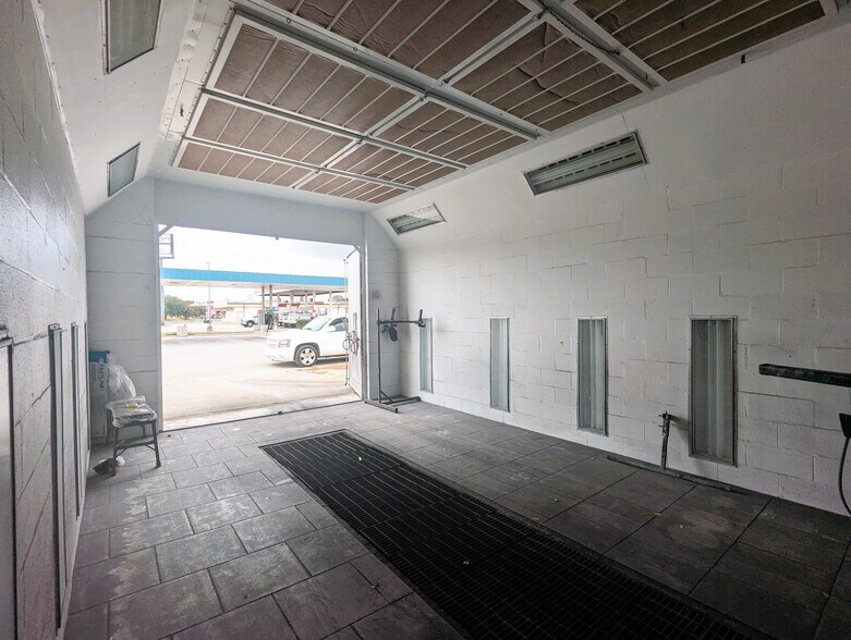 More Photos Of 5320 W Parkway St, Groves Industrial For Sale