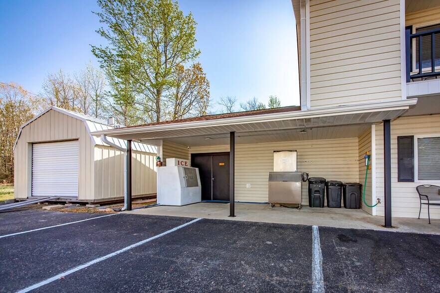 More Photos Of 8546 Edgemont Rd, Greers Ferry Hotel For Sale