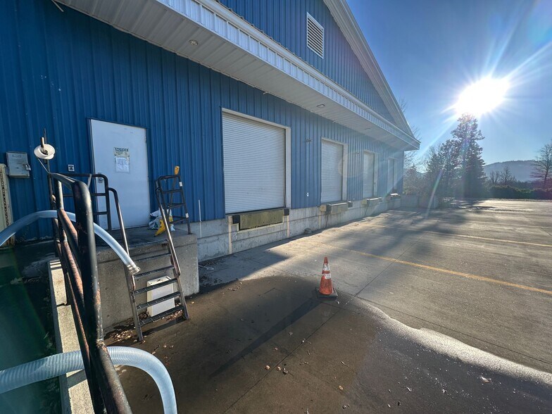 More Photos Of 4015 S Old Stage Rd, Mount Shasta Distribution For Lease