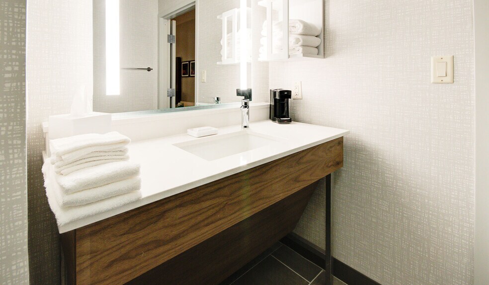 More Photos Of 4617 7th St, Bay City Hotel For Sale