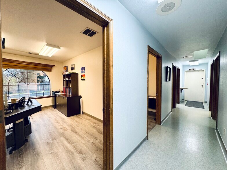 More Photos Of 2036 Railroad Ave, Redding Office For Sale