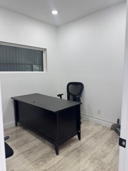 More Photos Of 10105 US-67, Alvarado Warehouse For Lease