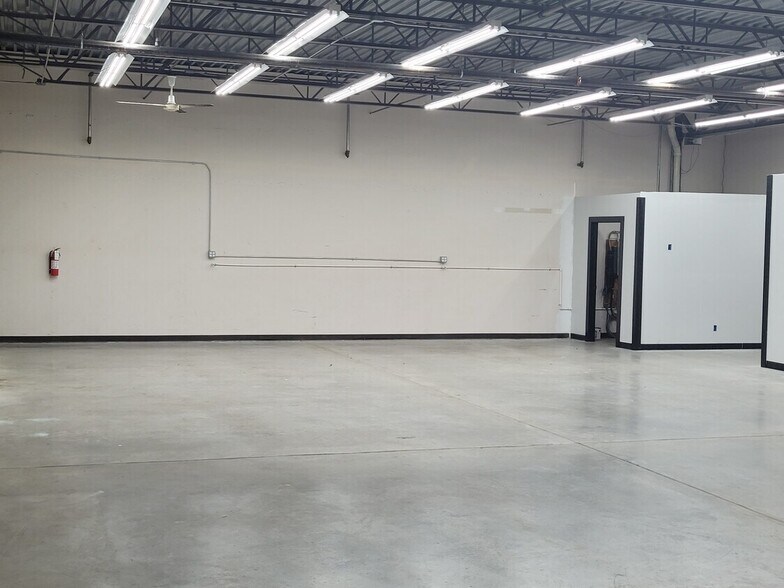 More Photos Of N96W15504-N96W15508 County Line Rd, Germantown Flex For Lease