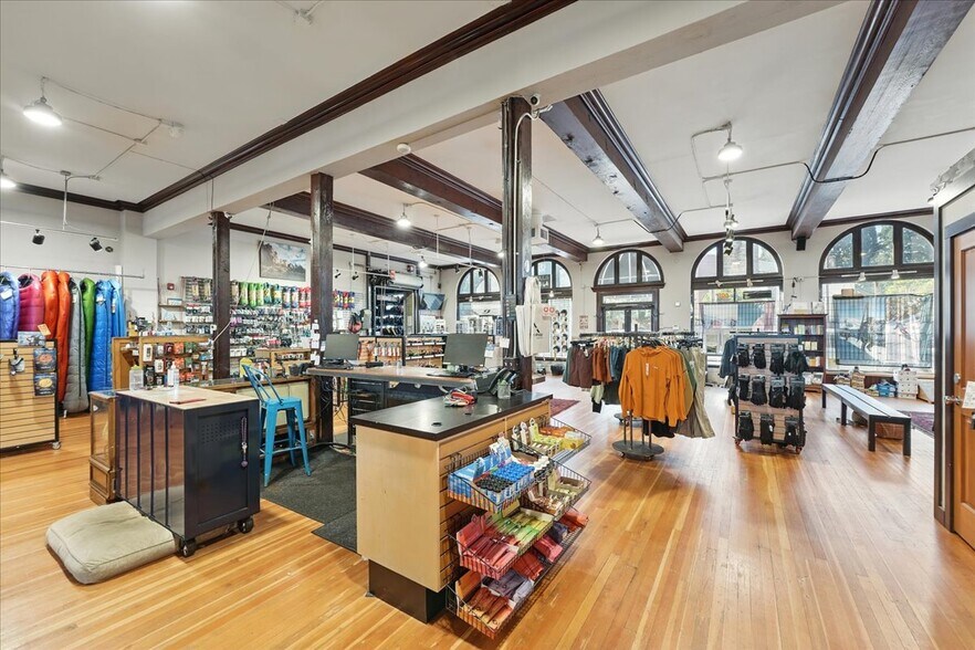 More Photos Of 2975 NE Sandy Blvd, Portland Storefront For Sale