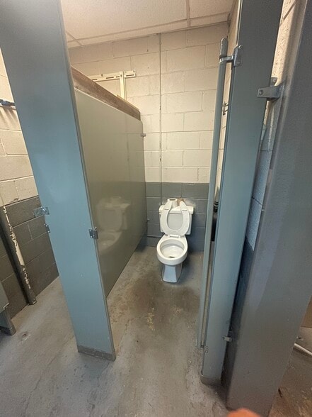 More Photos Of 9129 Euclid Ave, Manassas Warehouse For Lease