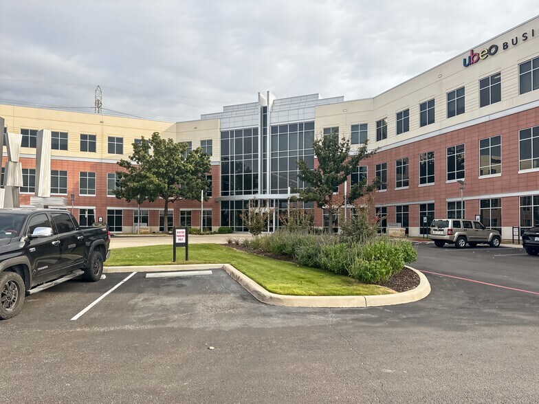 More Photos Of 401 E Sonterra Blvd, San Antonio Coworking Space