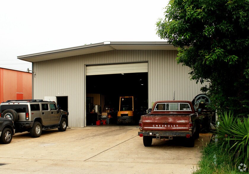 More Photos Of 1007 Indiana Ave, South Houston Warehouse For Lease
