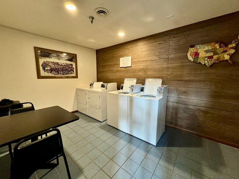 More Photos Of 406 Main Ave NE, Warroad Hotel For Sale