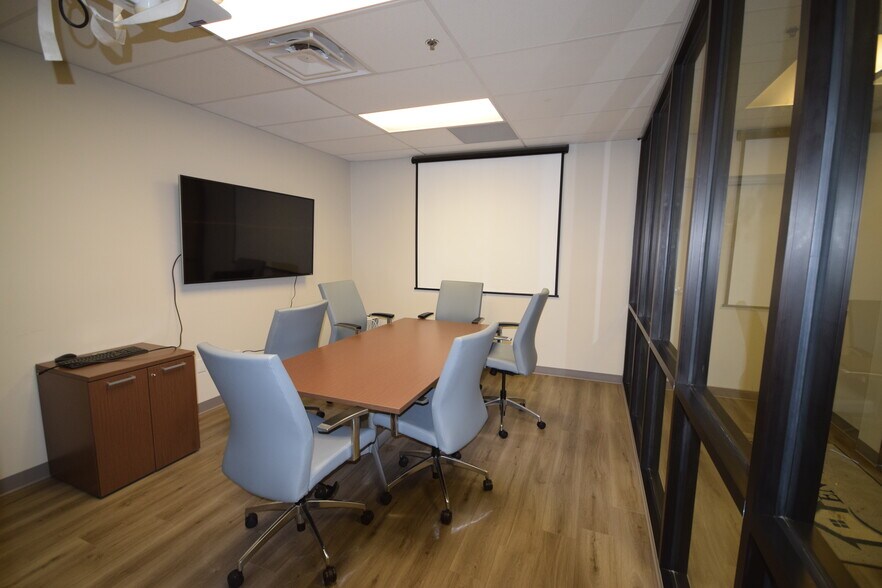 More Photos Of 5 Statehouse Plz, Little Rock Office For Sale