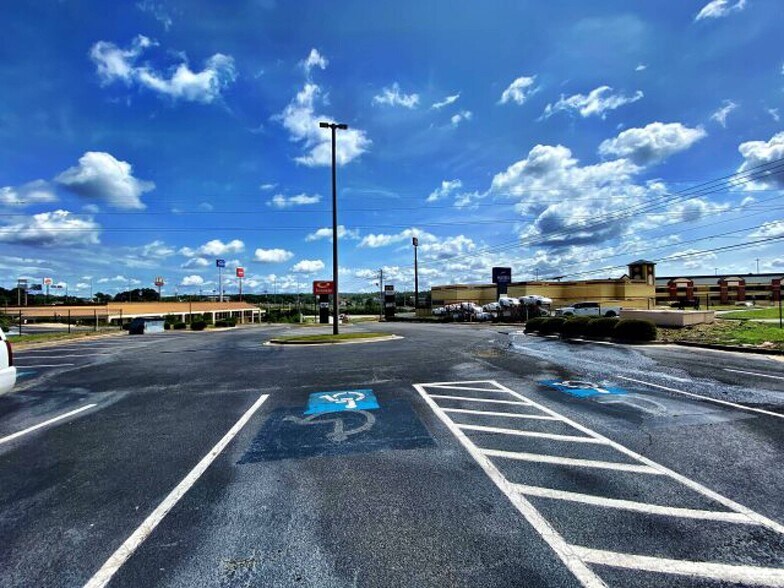 More Photos Of 110 Holiday Dr, Macon-Bibb Medical For Sale