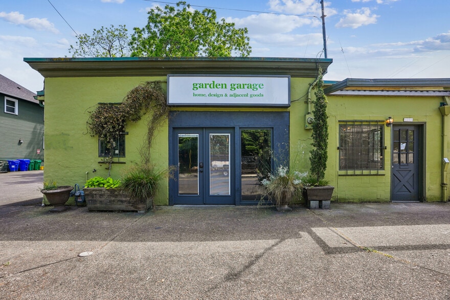More Photos Of 1114 SE Clay St, Portland Freestanding For Sale