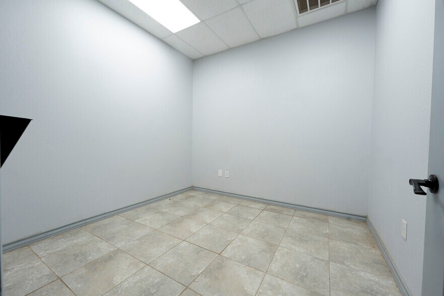 More Photos Of 1508 County Road 1105, Midland Warehouse For Lease