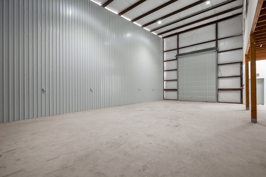More Photos Of 10020 Darden Hill Rd, Austin Light Distribution For Lease