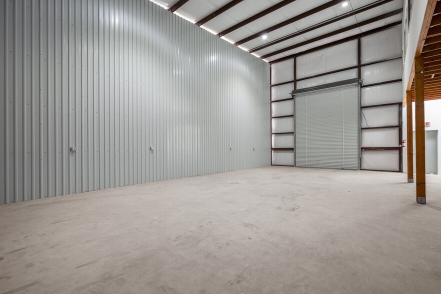 More Photos Of 10100 Darden Hill Rd, Austin Unknown For Lease