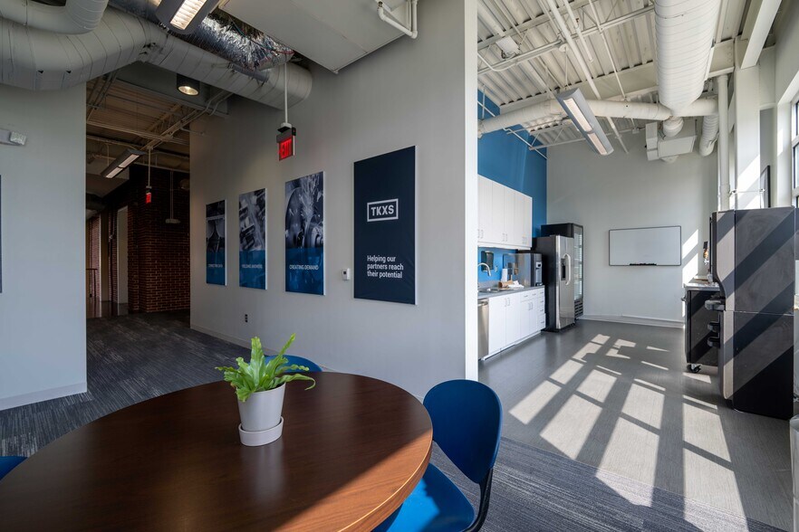 More Photos Of 1431 W Morehead St, Charlotte Office For Lease