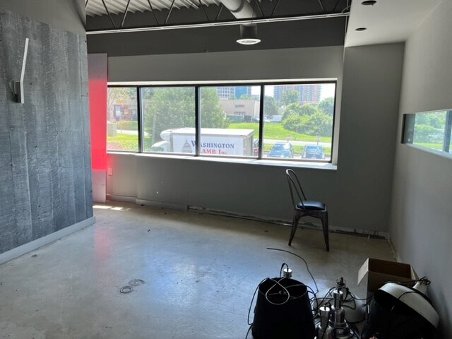 More Photos Of 8490-8496 Tyco Rd, Vienna Showroom For Lease