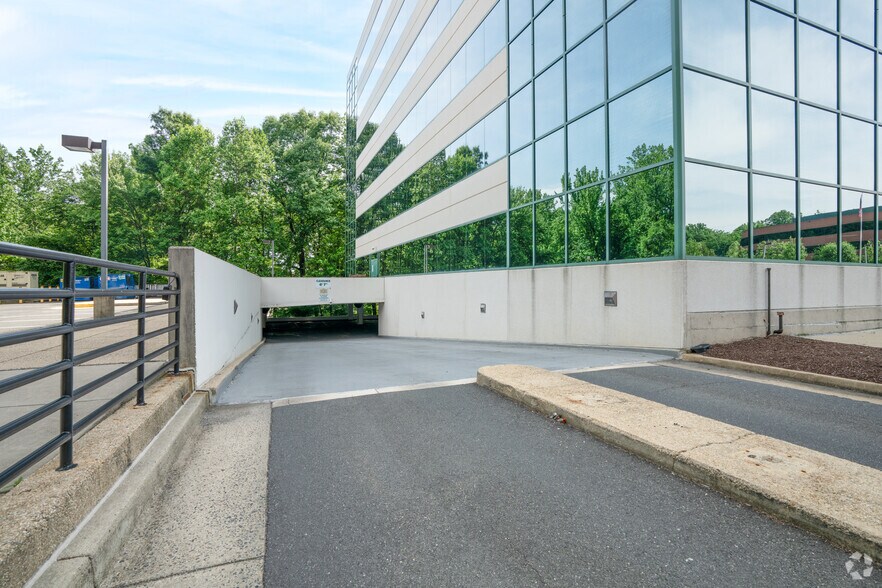 More Photos Of 5285 Shawnee Rd, Alexandria Office For Lease
