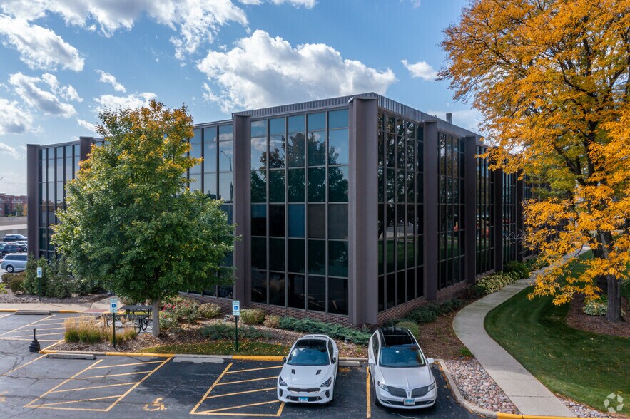 More Photos Of 903 Commerce Dr, Oak Brook Office For Lease