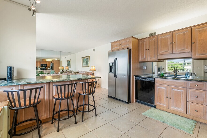 More Photos Of 23 Royal Palm Pointe, Vero Beach Restaurant For Sale