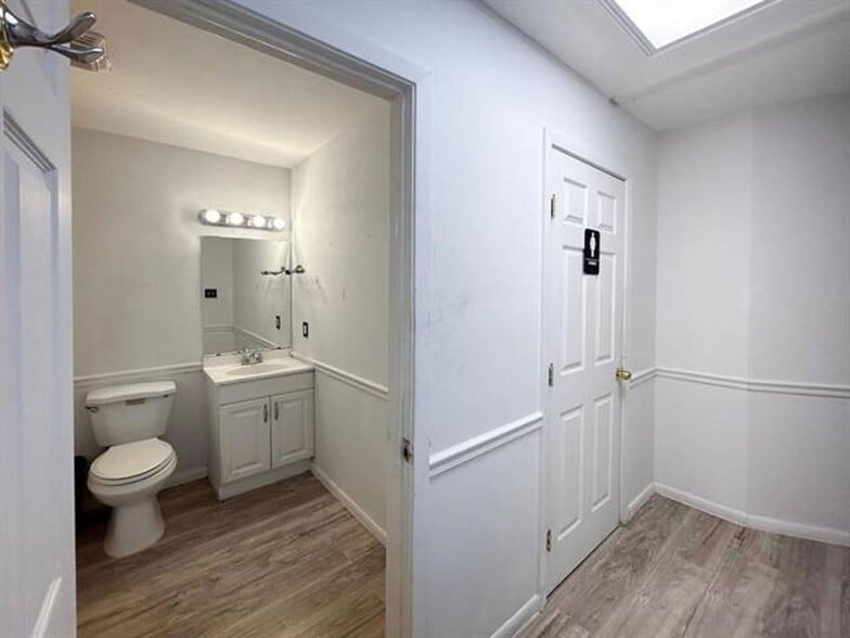 More Photos Of 2919 Santa Rita Ave, Laredo Warehouse For Sale