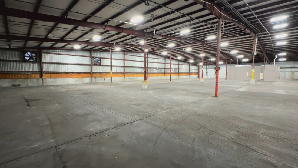 More Photos Of 2910-2930 Maine Ave, Lakeland Distribution For Lease