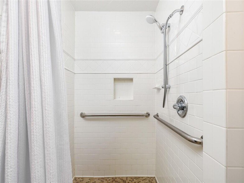 More Photos Of 915 E Cameron Ave, Rockdale Hotel For Sale