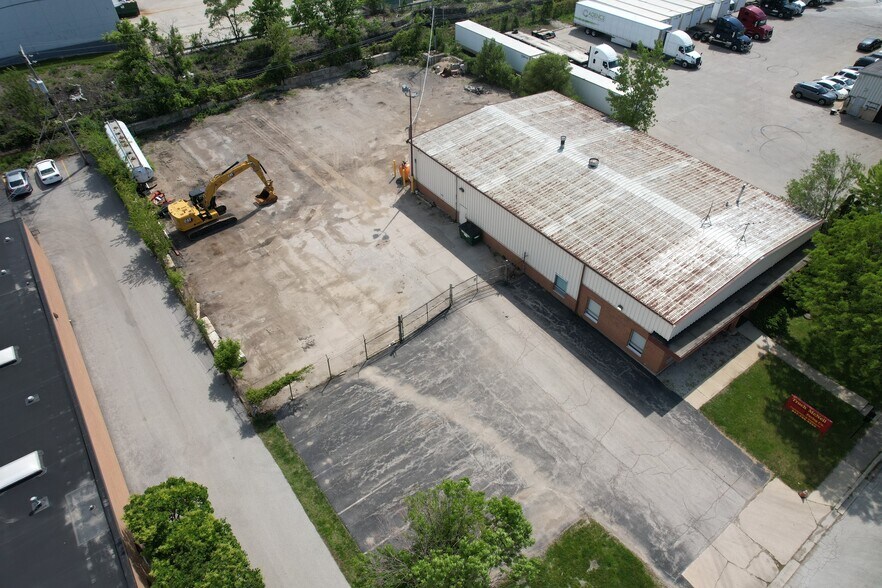 Primary Photo Of 2425 Pan Am Blvd, Elk Grove Village Warehouse For Sale