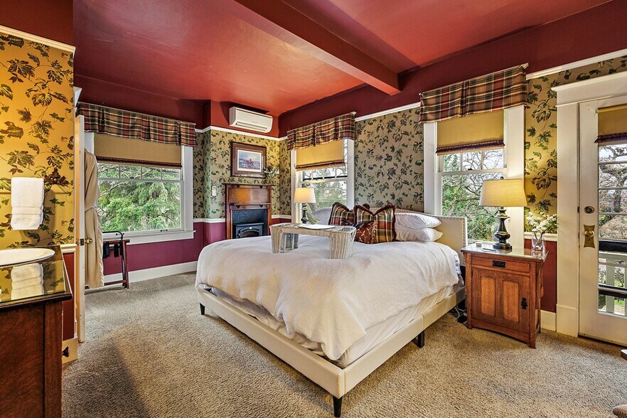 More Photos Of 455 N Oregon St, Jacksonville Hospitality For Sale