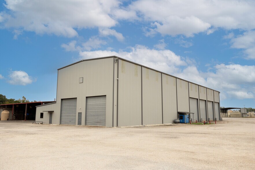 More Photos Of 11900 Hirsch Rd, Houston Warehouse For Lease