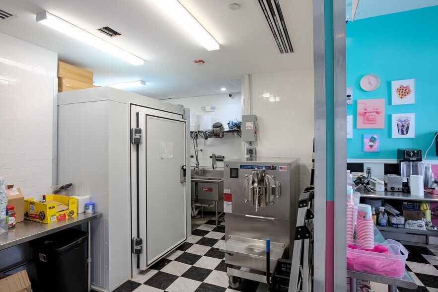 More Photos Of 14601-14891 Biscayne Blvd, Miami Storefront For Lease