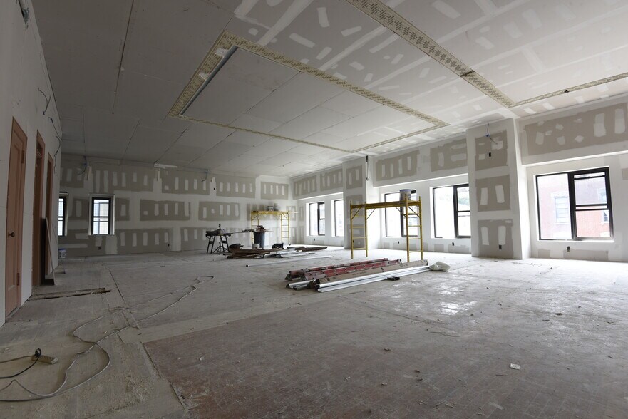 More Photos Of 694 Manhattan Ave, Brooklyn Storefront Retail Office For Lease