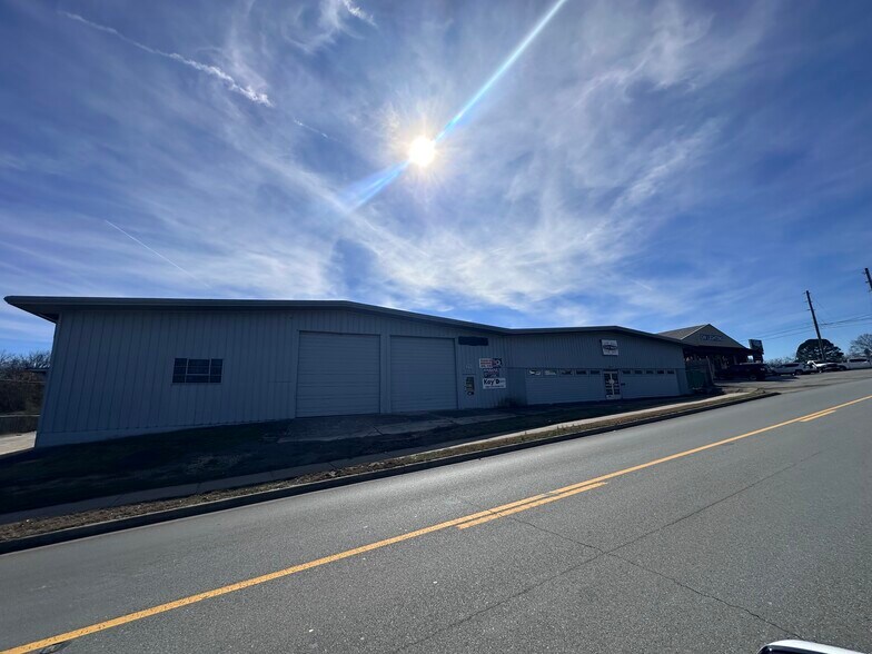 More Photos Of 207-217 Edison Ave, Benton Industrial For Sale