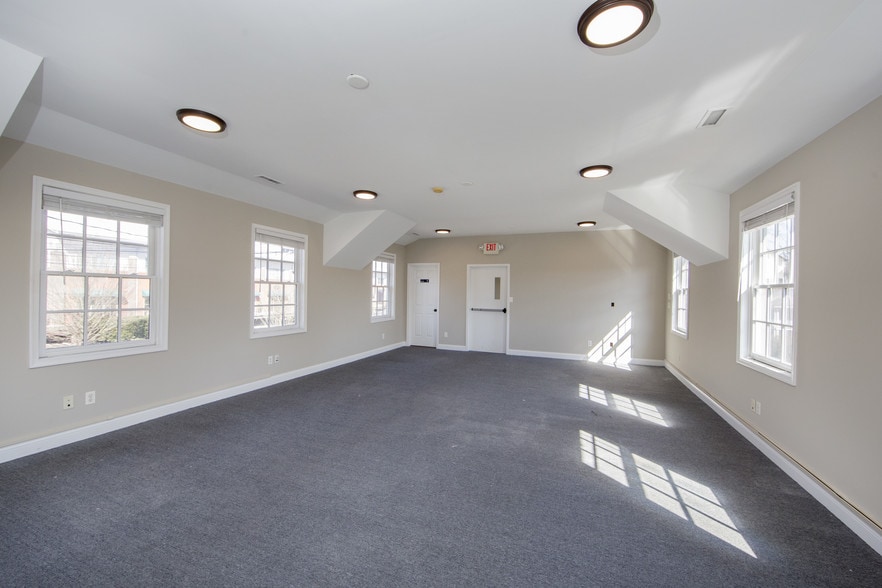 More Photos Of 30 W Bridge St, New Hope Freestanding For Lease