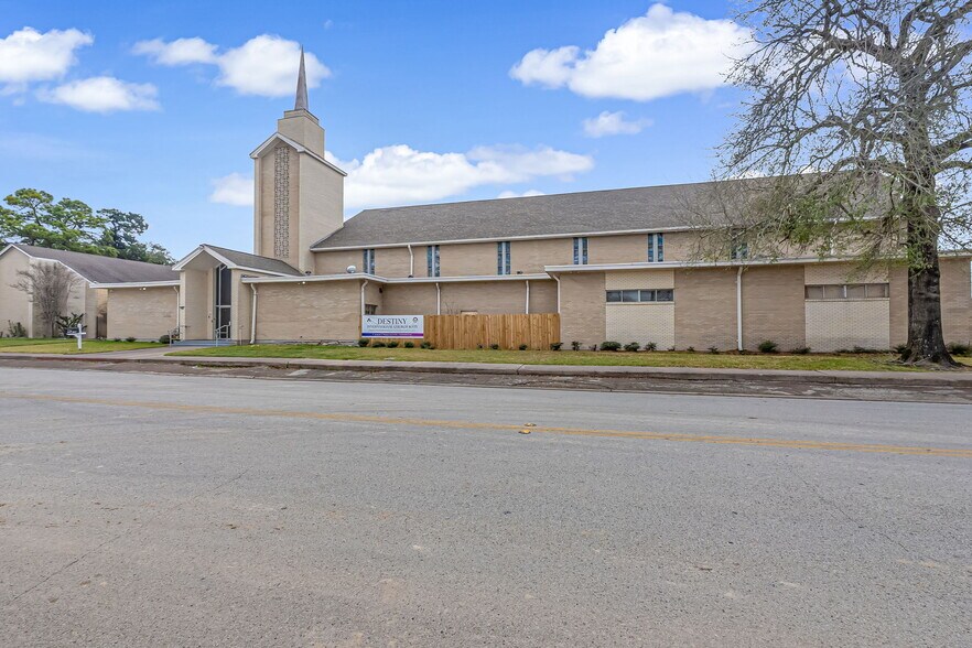 More Photos Of 906 Avenue A, Katy Schools For Sale