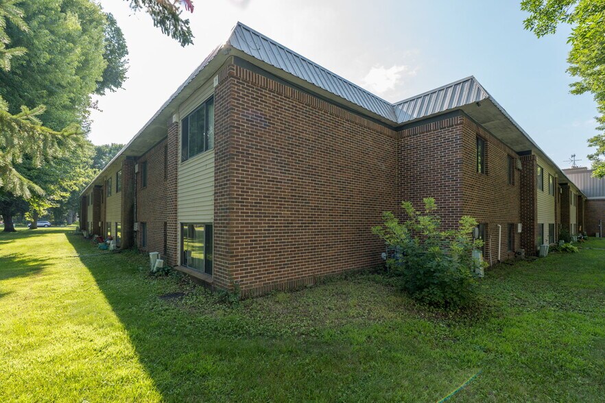 More Photos Of 3200 S Maple Ave, Slayton Apartments For Sale